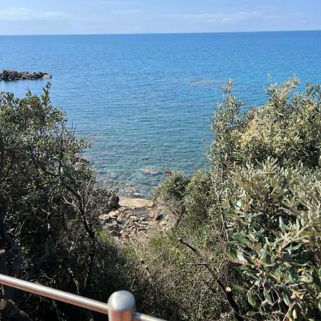 2-bedroom Tuscan Seafront - Private Seafront And Access To The Sea דירה *